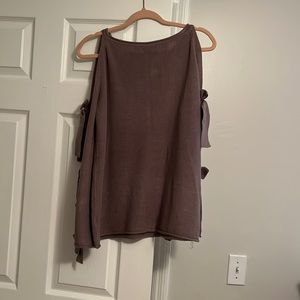 The brand is Listicle. It is a size medium. It is  dusty purple